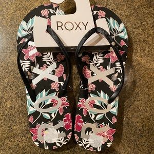 Womens roxy flip flops brand new.